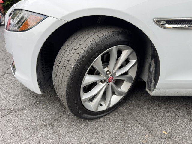 Used 2018 Jaguar XF Premium image 33