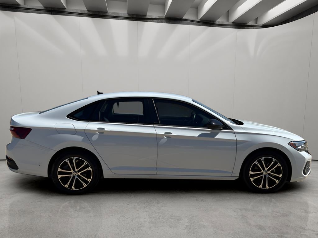 Used 2024 Volkswagen Jetta Sport image 9