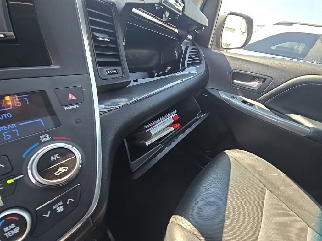 Used 2016 Toyota Sienna SE image 21
