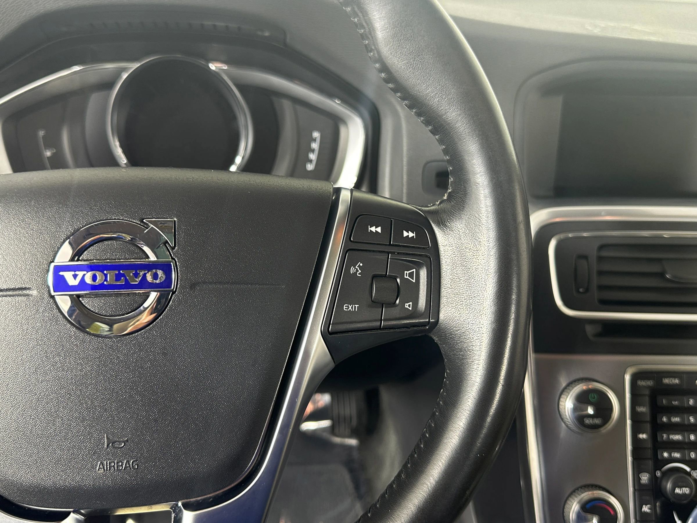 Used 2018 Volvo V60 T5 Dynamic w/ Vision Package image 32