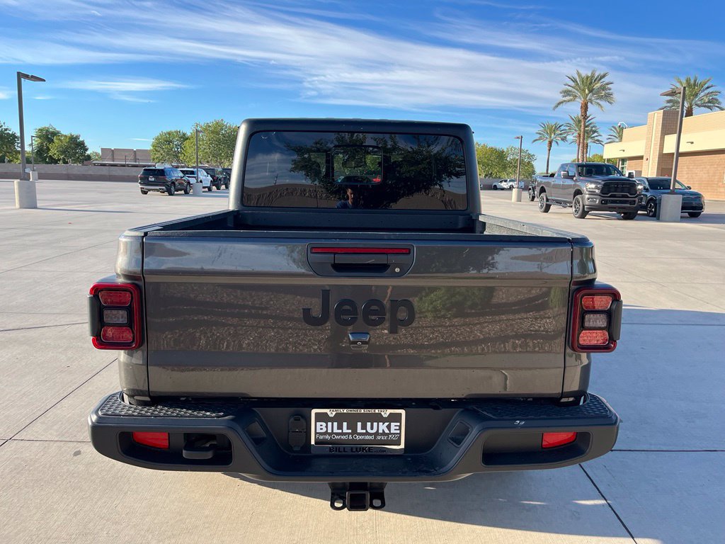 Used 2024 Jeep Gladiator Overland AWD/4WD image 8
