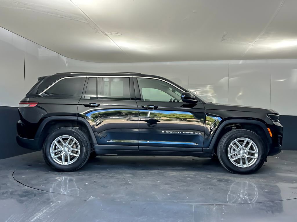 Used 2023 Jeep Grand Cherokee Laredo w/ Luxury Tech Group I AWD/4WD image 2