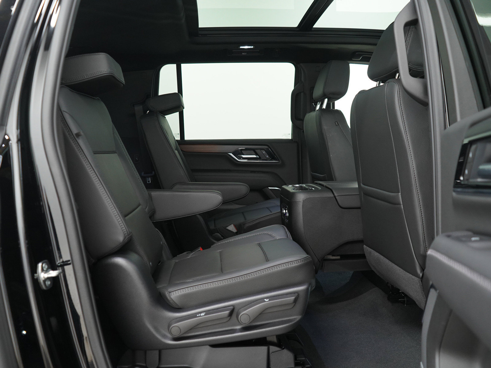 Used 2025 GMC Yukon XL Denali w/ Sun & Power Step Package AWD/4WD image 12