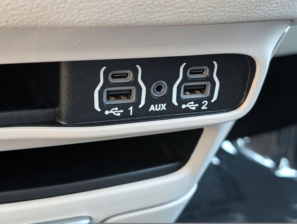 Used 2023 Chrysler Pacifica Touring-L FWD image 27