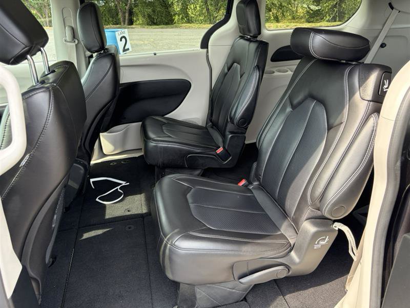 Used 2023 Chrysler Pacifica Touring-L FWD image 12