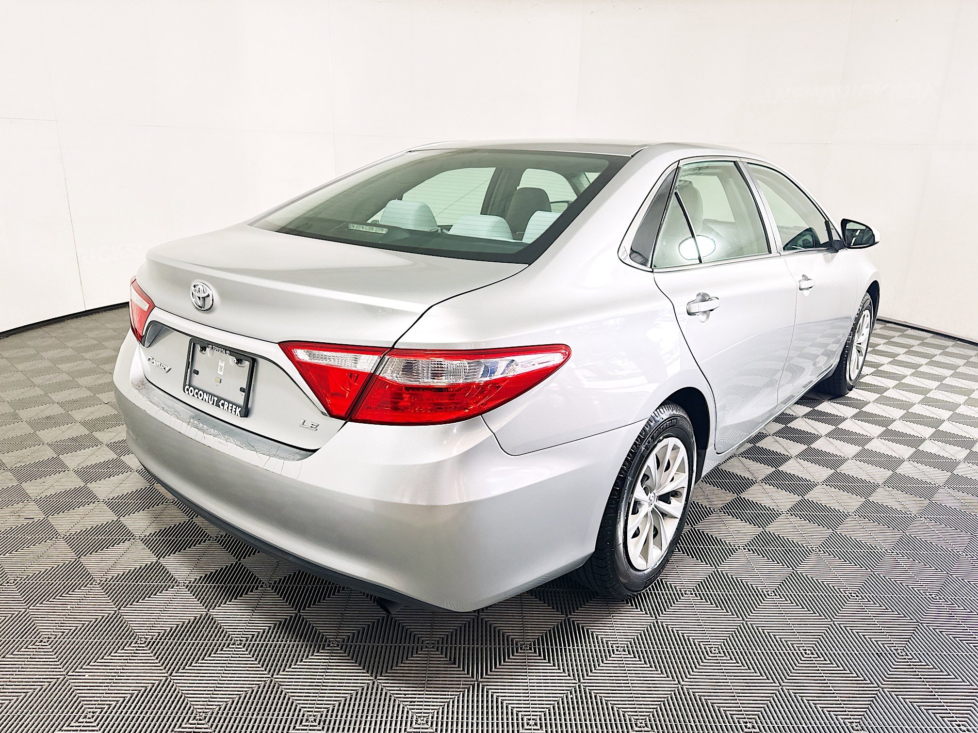 Used 2017 Toyota Camry LE image 3