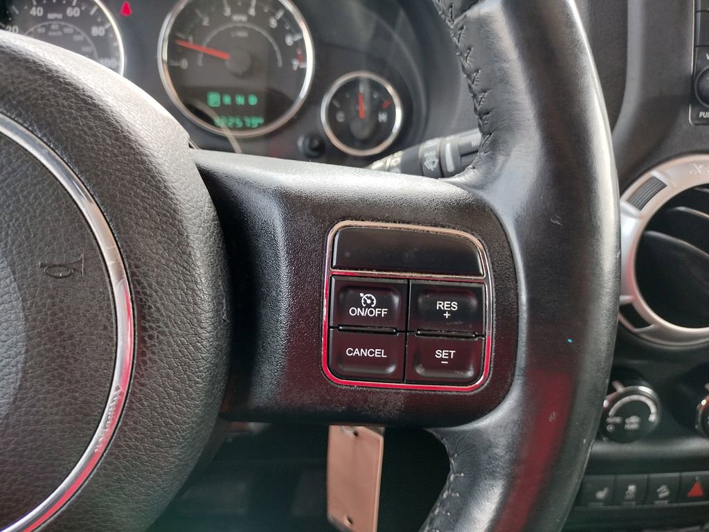 Used 2015 Jeep Wrangler Unlimited Rubicon w/ Connectivity Group AWD/4WD image 23