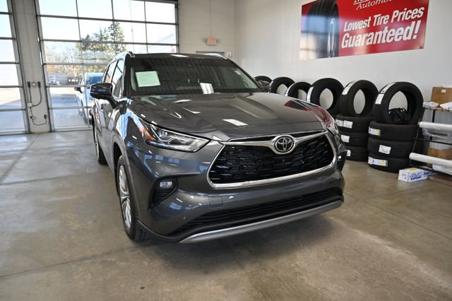 Used 2025 Toyota Highlander Platinum AWD/4WD image 3