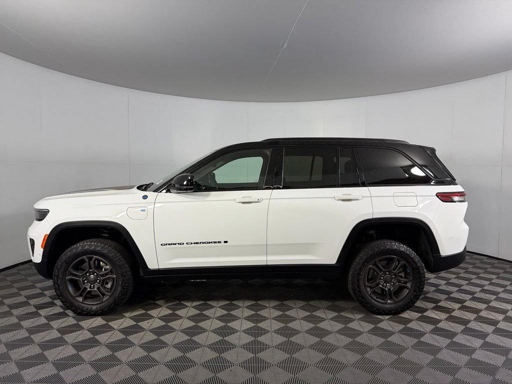 Used 2025 Jeep Grand Cherokee Trailhawk w/ Advanced Protech Group II AWD/4WD image 10