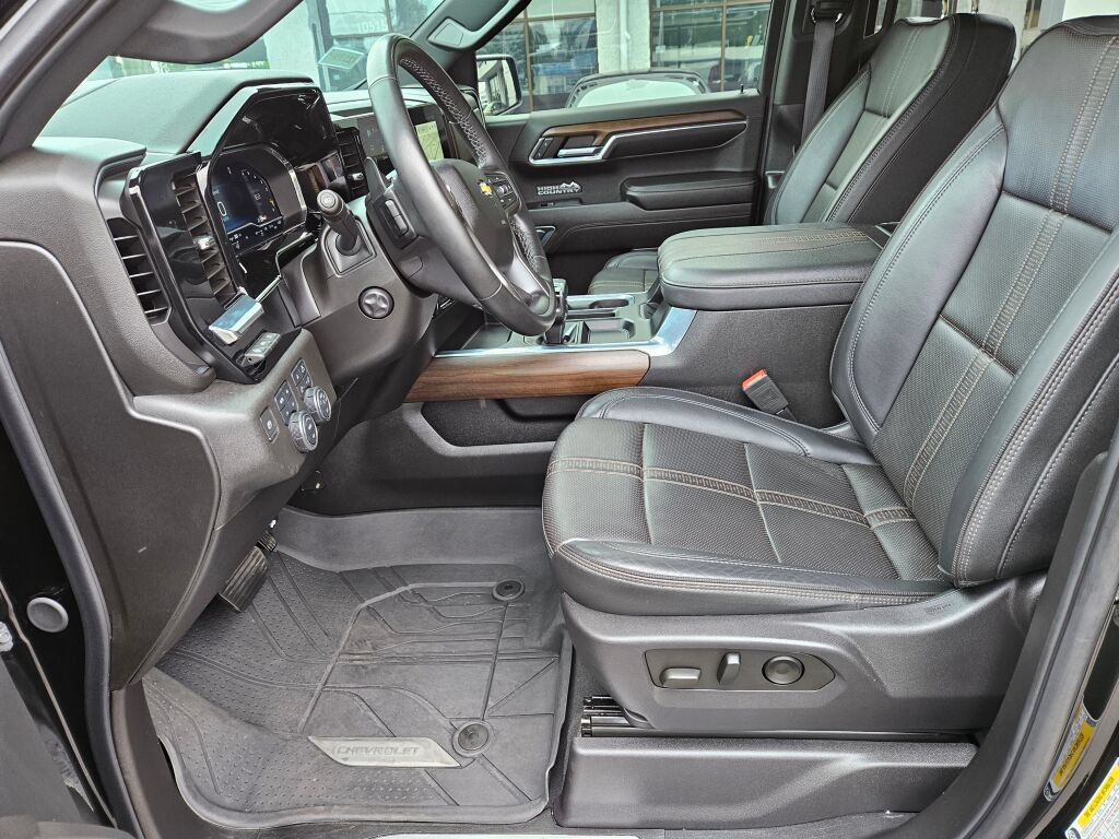 Used 2024 Chevrolet Silverado 1500 High Country w/ Technology Package AWD/4WD image 17
