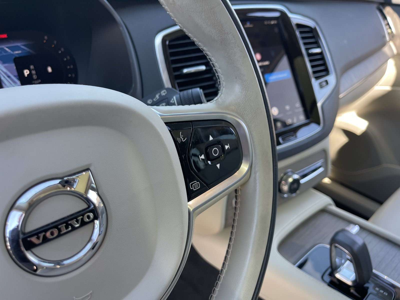 Used 2024 Volvo XC90 B6 Plus AWD/4WD image 25