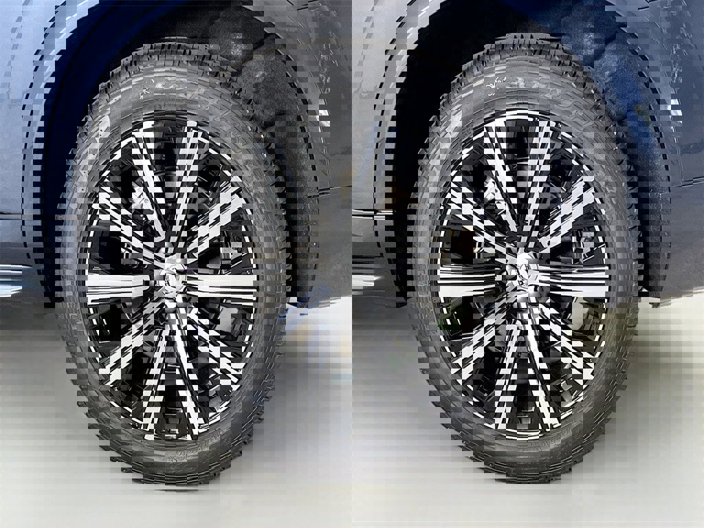 Certified 2025 Volvo XC90 B6 Core image 33