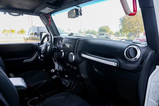 Used 2016 Jeep Wrangler Unlimited Sahara w/ Connectivity Group image 32