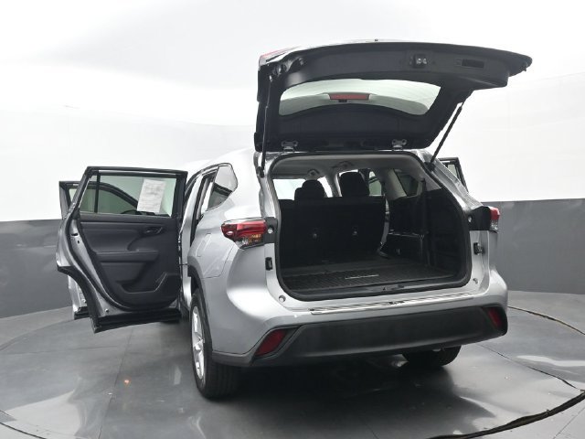 Used 2023 Toyota Highlander L FWD image 34
