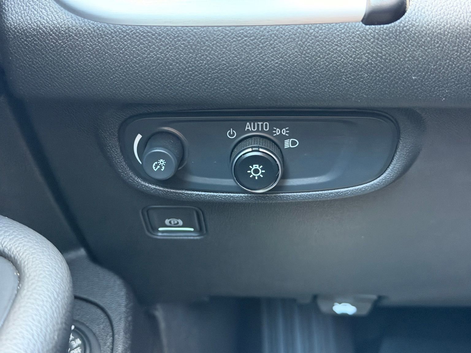 Used 2024 GMC Terrain SLE w/ Driver Convenience Package image 10