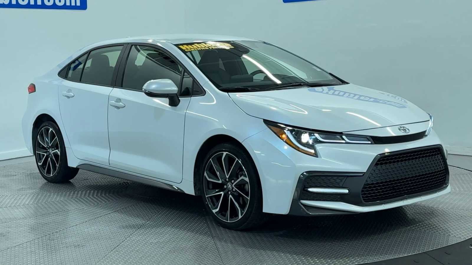 Used 2022 Toyota Corolla SE FWD image 2
