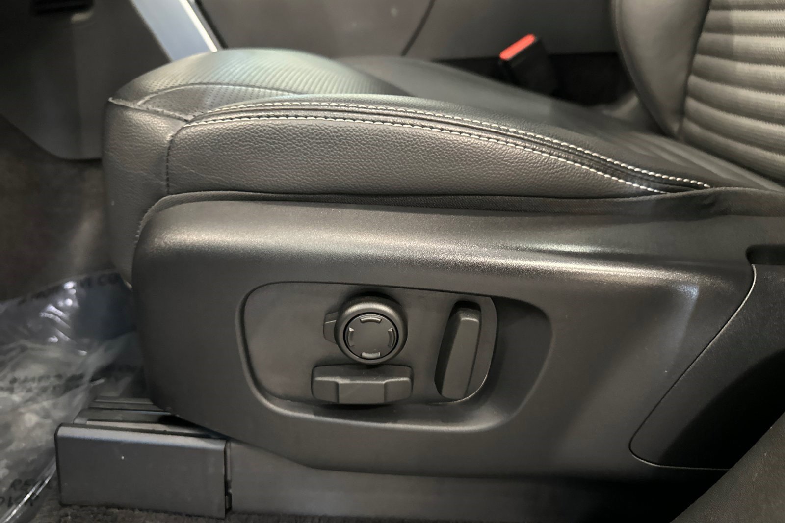 Used 2023 Land Rover Discovery S R-Dynamic image 17