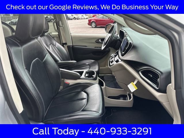 Used 2023 Chrysler Pacifica Touring-L FWD image 15
