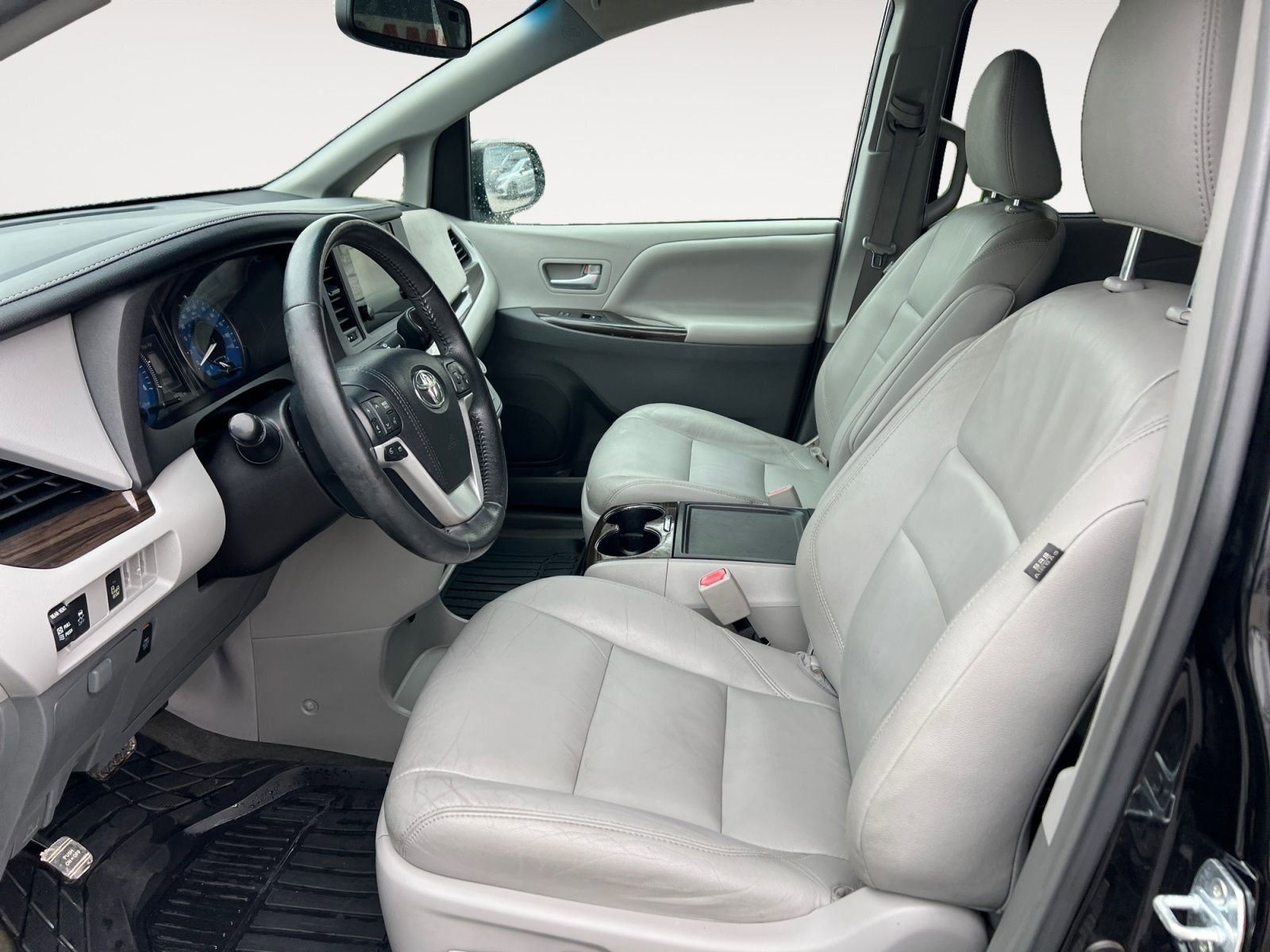 Used 2017 Toyota Sienna XLE image 9