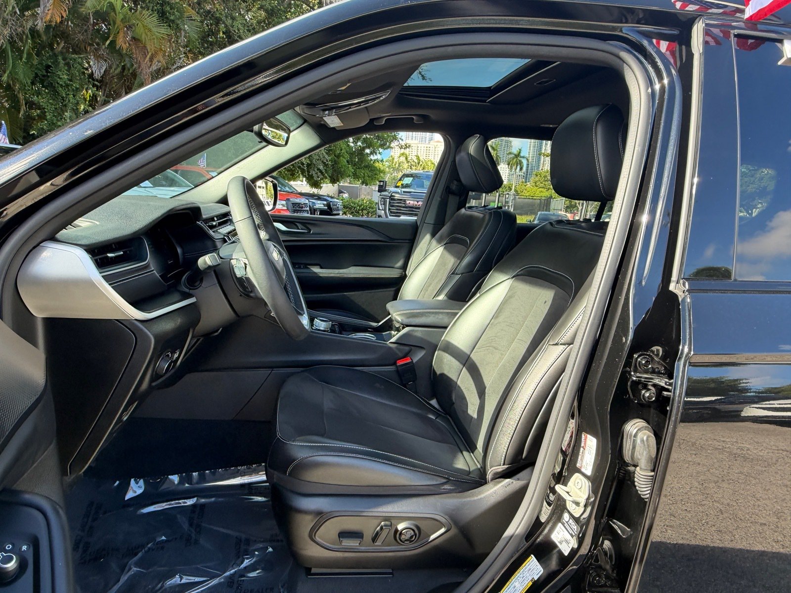 Used 2023 Jeep Grand Cherokee L Laredo RWD image 9