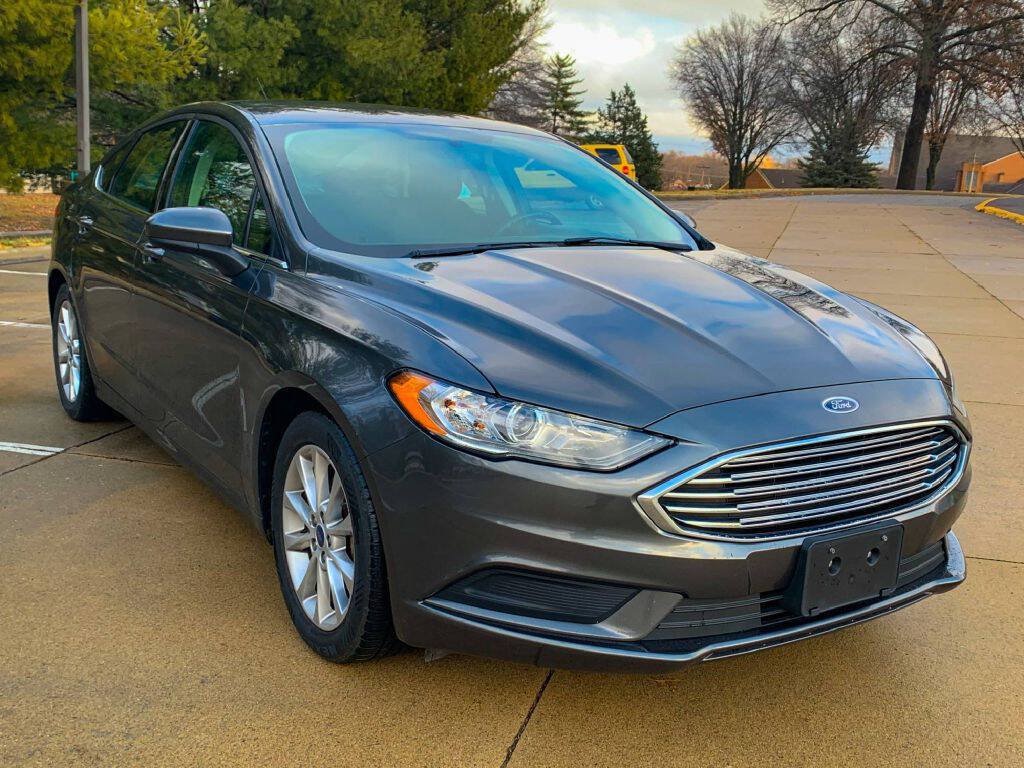 Used 2017 Ford Fusion SE w/ Fusion SE Technology Package AWD/4WD image 2