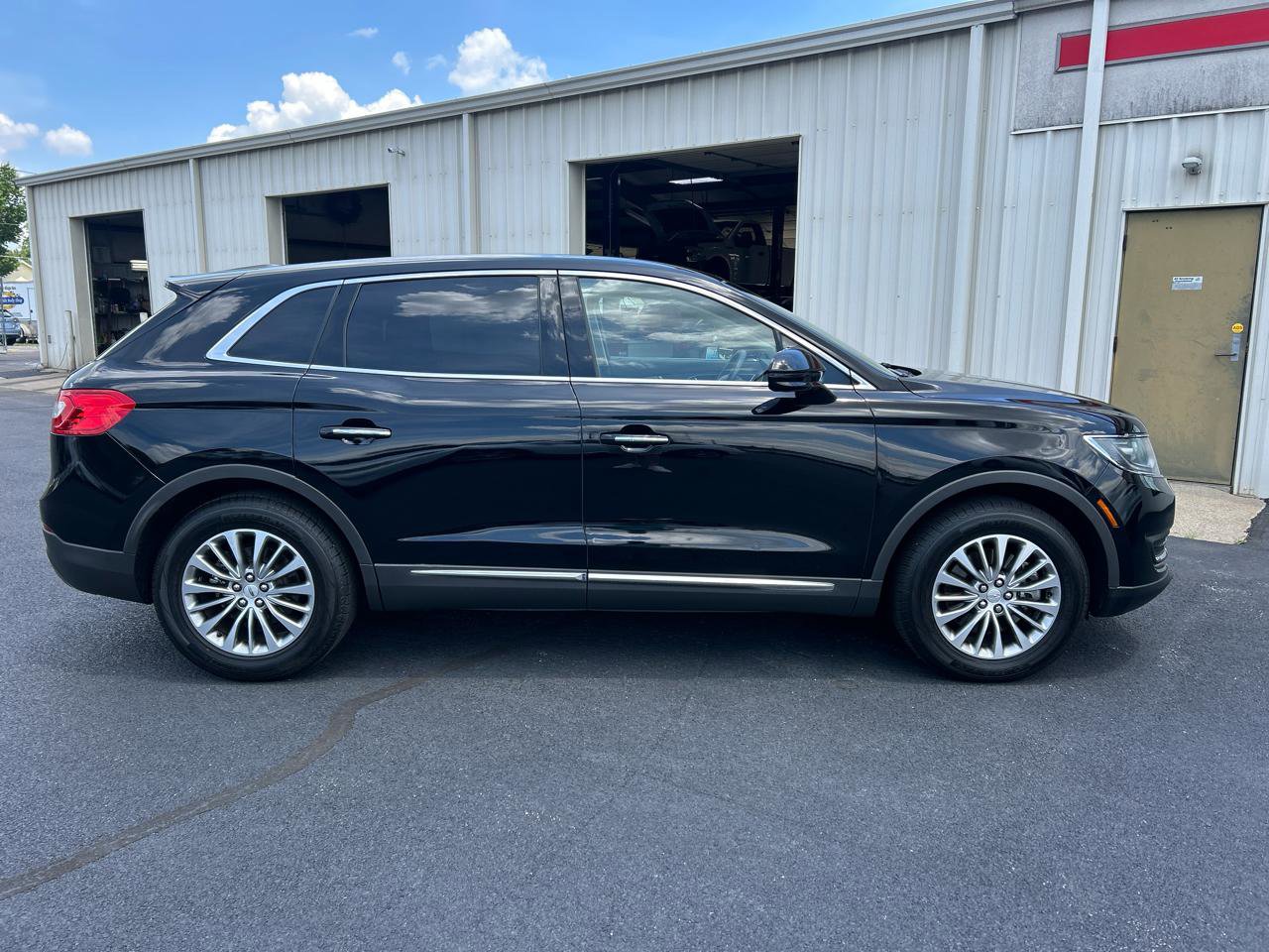 Used 2016 Lincoln MKX Select w/ Select Plus Package FWD image 4