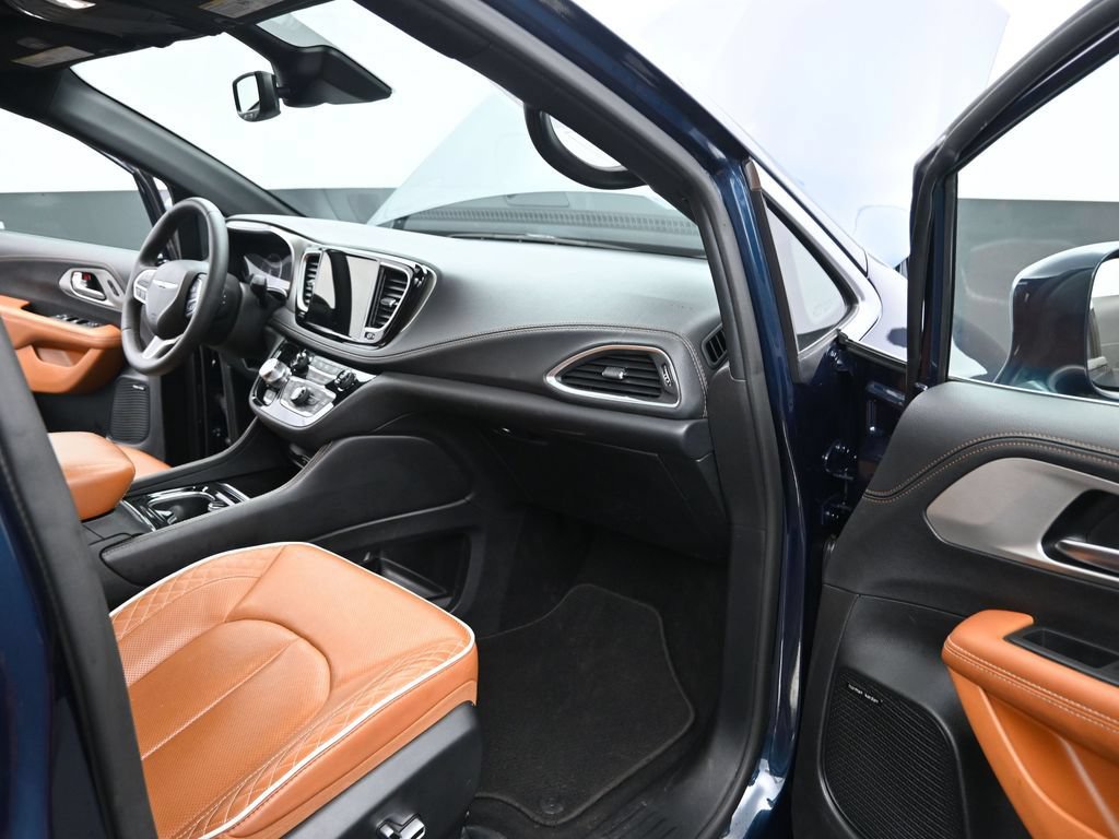 Used 2024 Chrysler Pacifica Pinnacle FWD image 17