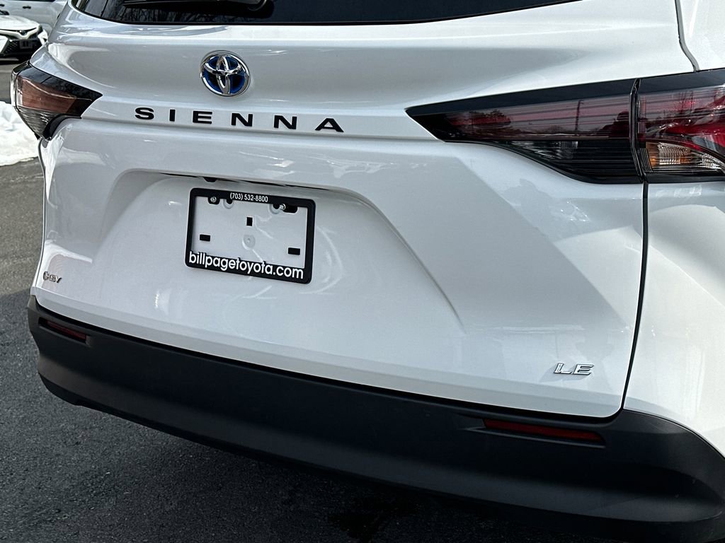 Used 2025 Toyota Sienna LE image 4