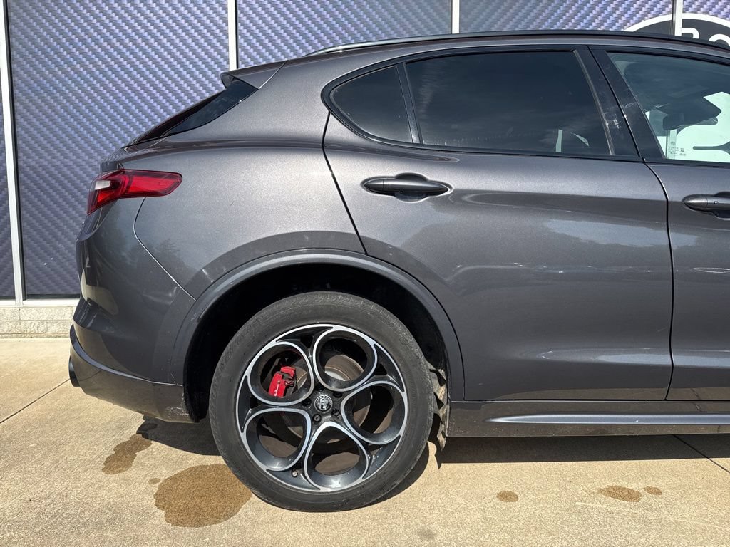Used 2022 Alfa Romeo Stelvio Veloce AWD/4WD image 5