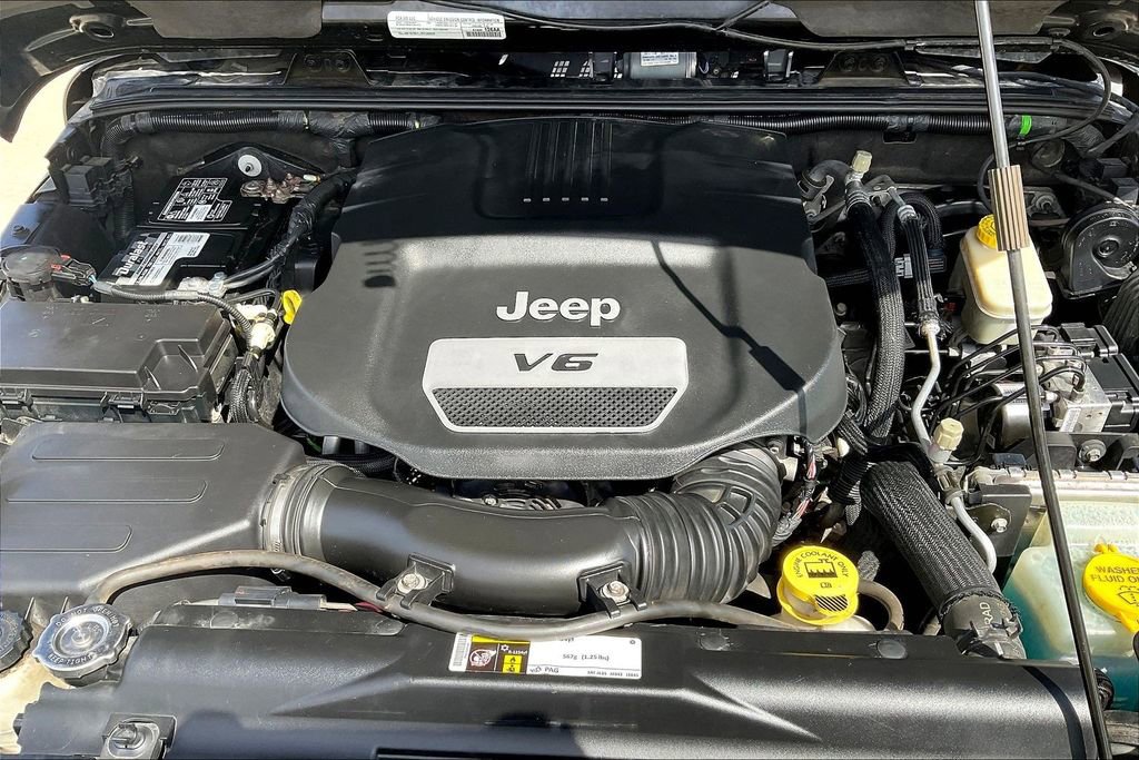 Used 2015 Jeep Wrangler Unlimited Rubicon w/ Connectivity Group AWD/4WD image 27