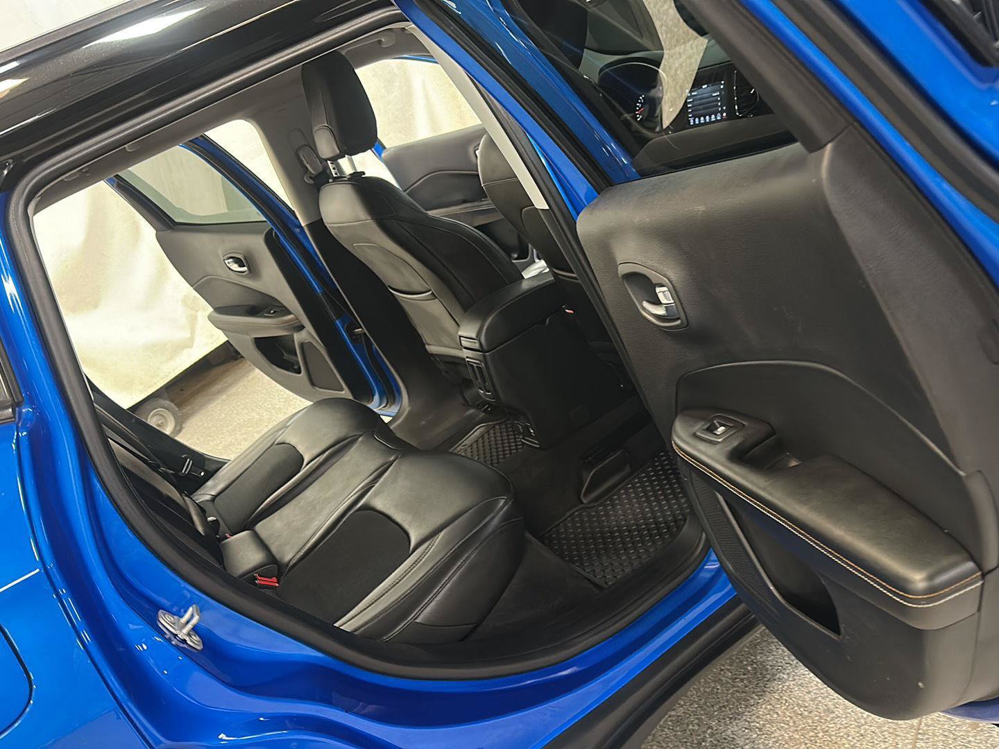 Used 2018 Jeep Compass Latitude w/ Popular Equipment Group AWD/4WD image 27