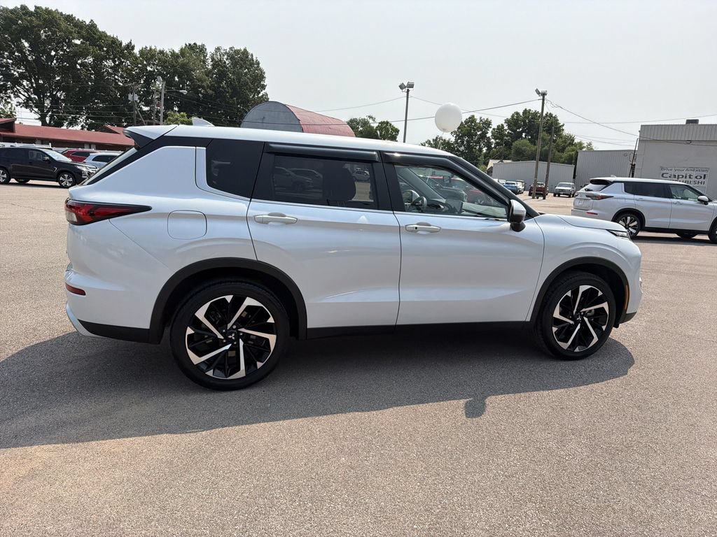 Used 2024 Mitsubishi Outlander SE AWD/4WD image 3