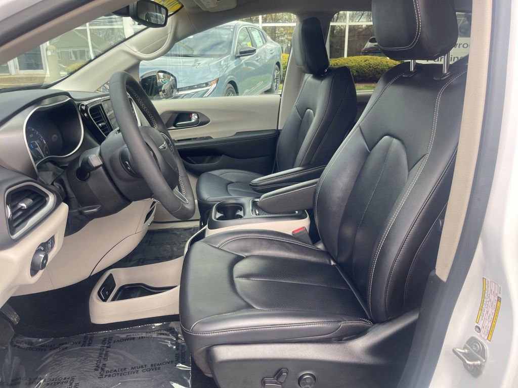 Used 2024 Chrysler Pacifica Touring-L FWD image 14