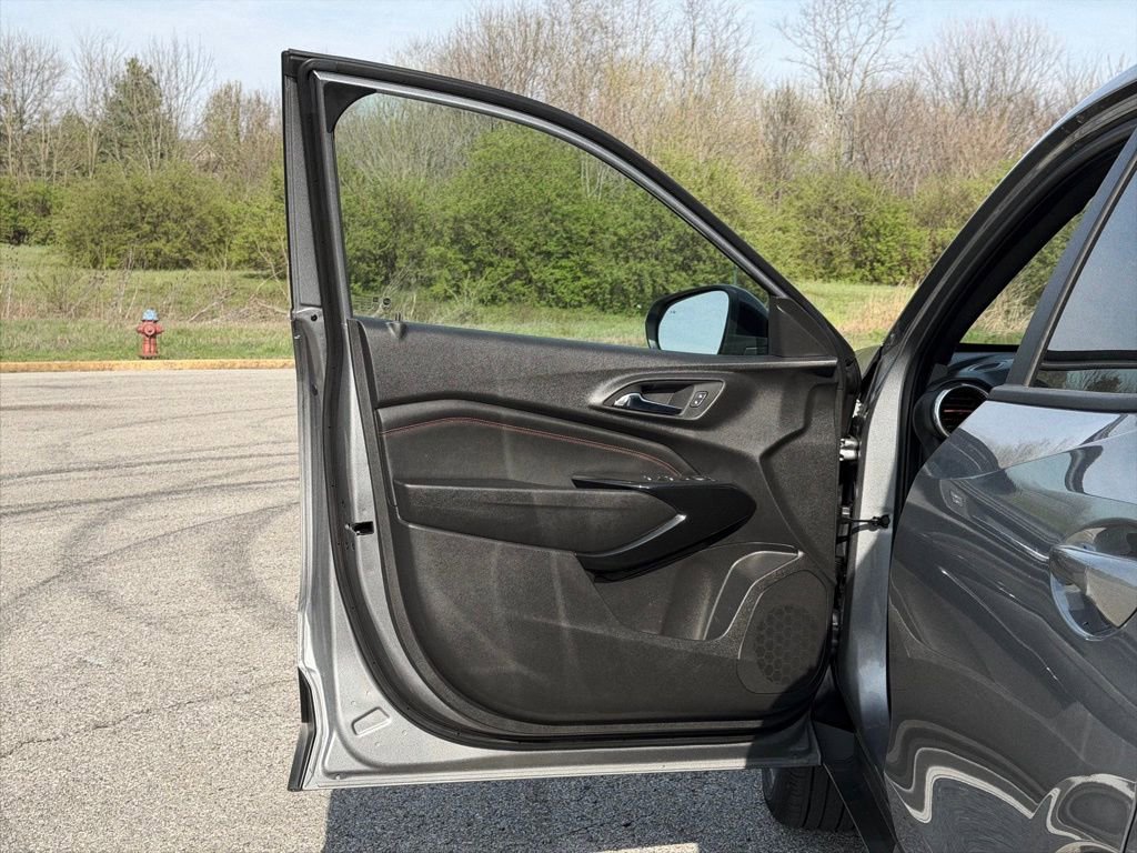 Used 2025 Chevrolet Trax RS w/ Sunroof Package image 18