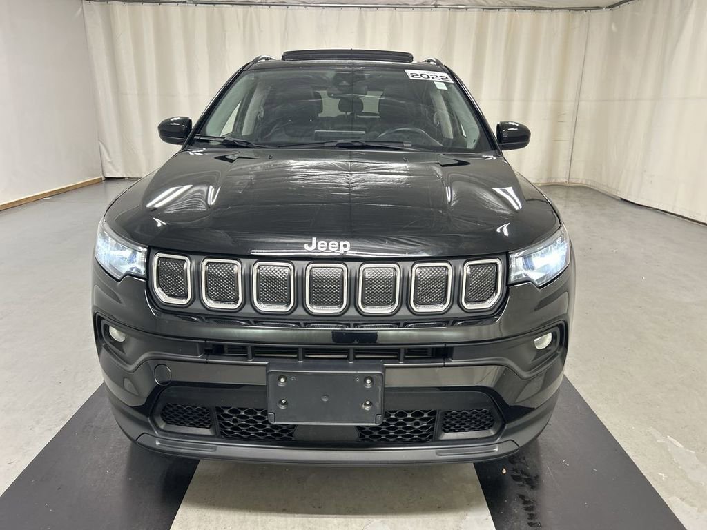 Used 2022 Jeep Compass Latitude w/ Sun and Sound Group AWD/4WD image 3