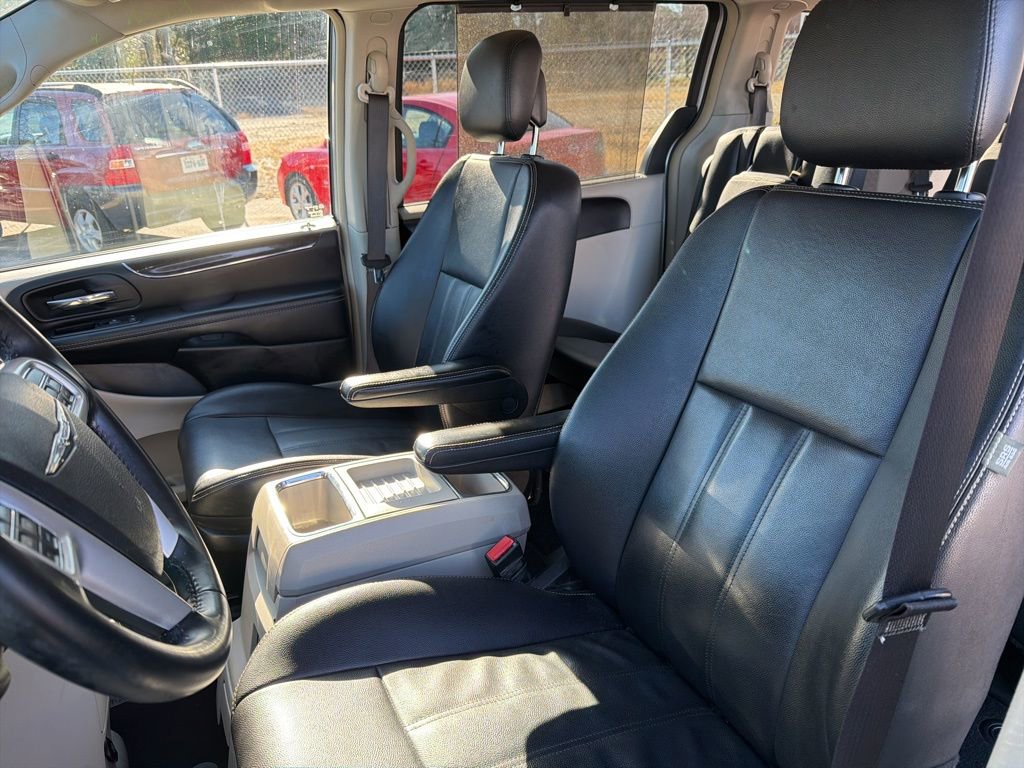 Used 2015 Chrysler Town & Country Touring image 25