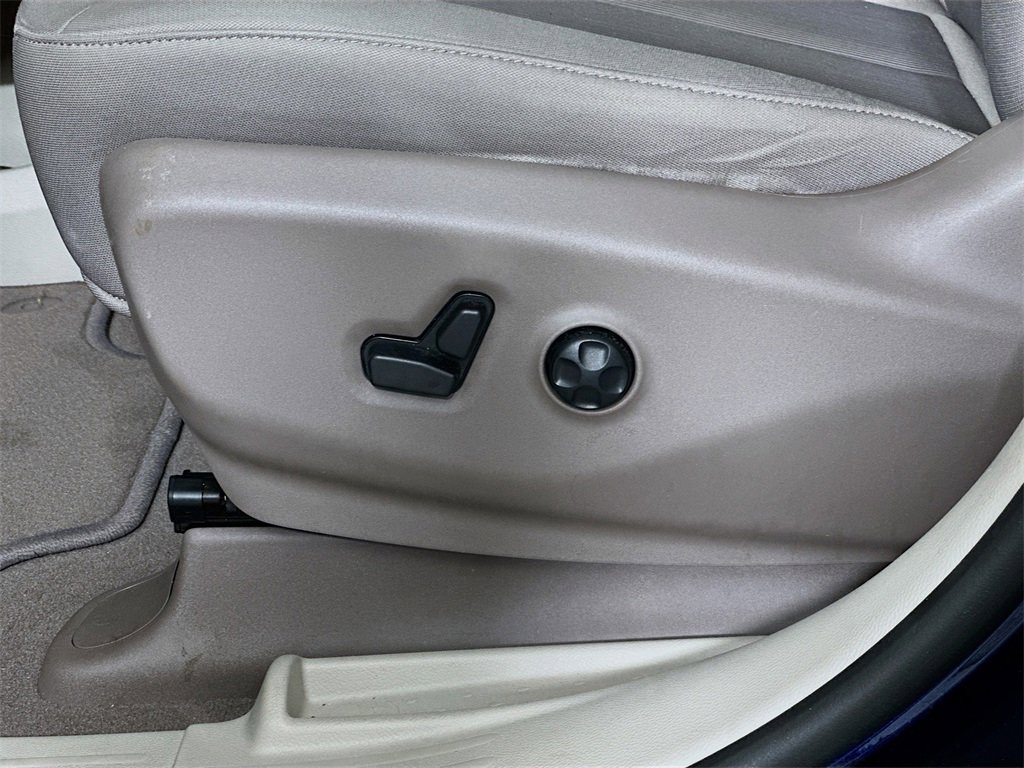 Used 2020 Chrysler Voyager LX image 23