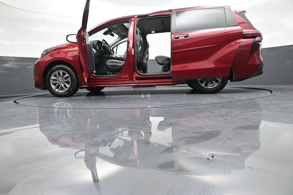 Certified 2022 Toyota Sienna XLE AWD/4WD image 51