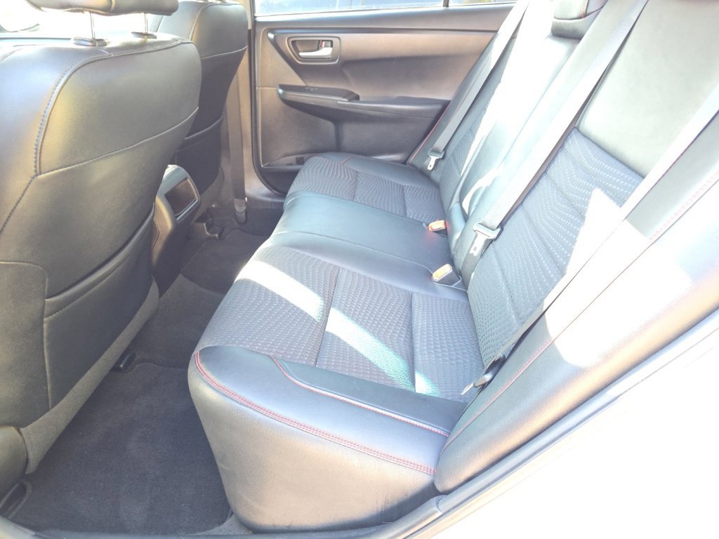 Used 2015 Toyota Camry SE w/ Moonroof Package FWD image 17