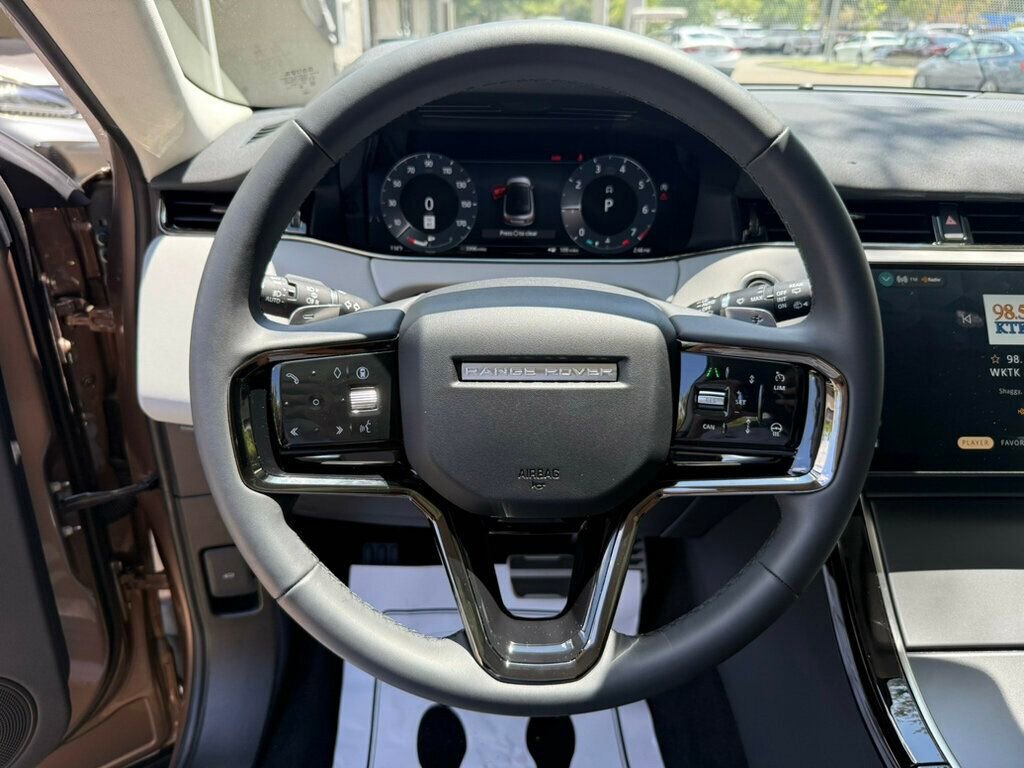 Used 2025 Land Rover Range Rover Evoque Dynamic SE image 5