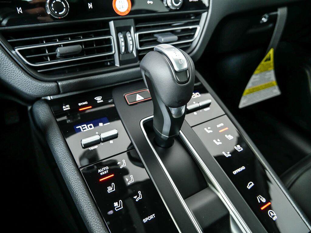 Certified 2026 Porsche Macan Turbo AWD/4WD image 18