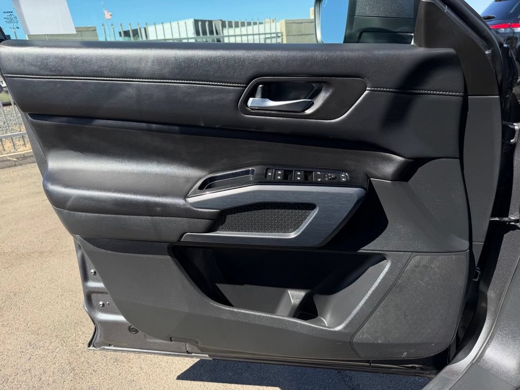 Used 2025 Nissan Pathfinder SL AWD/4WD image 19