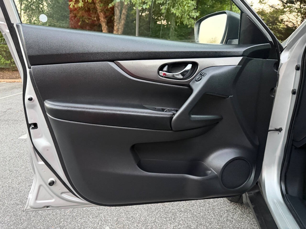 Used 2015 Nissan Rogue SV AWD/4WD image 10