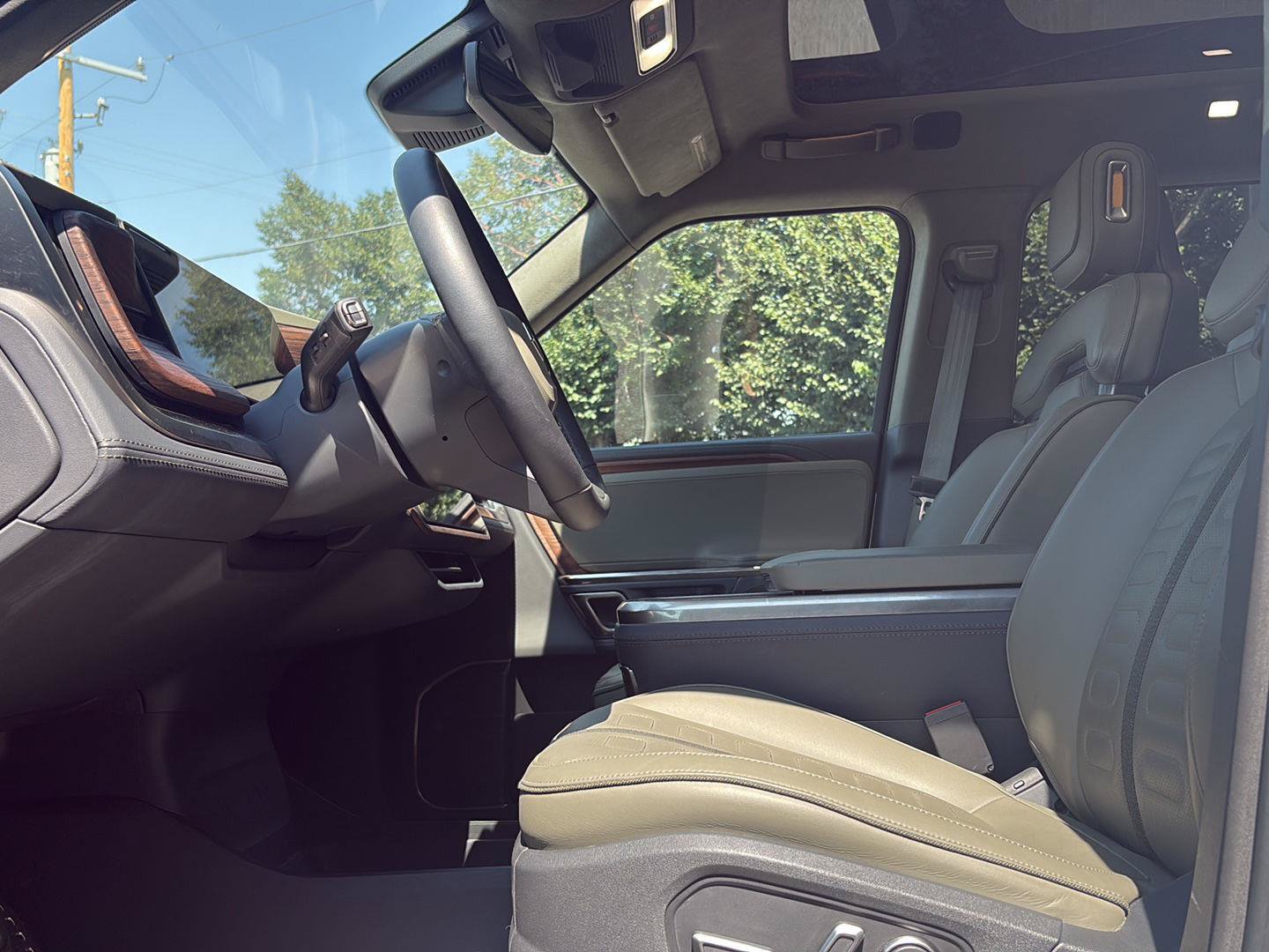 Used 2024 Rivian R1S Adventure AWD/4WD image 16