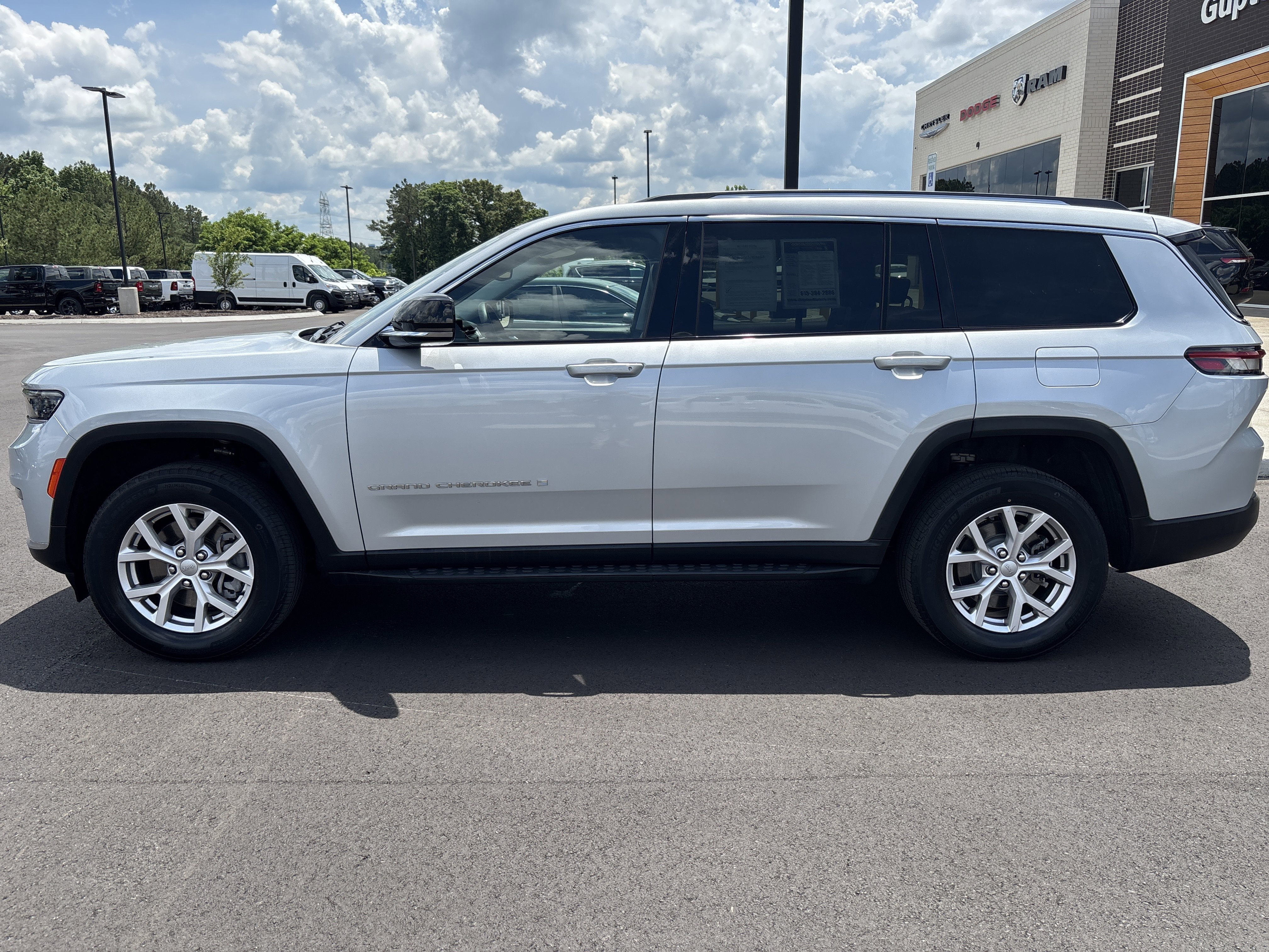 Used 2022 Jeep Grand Cherokee L Limited AWD/4WD image 2
