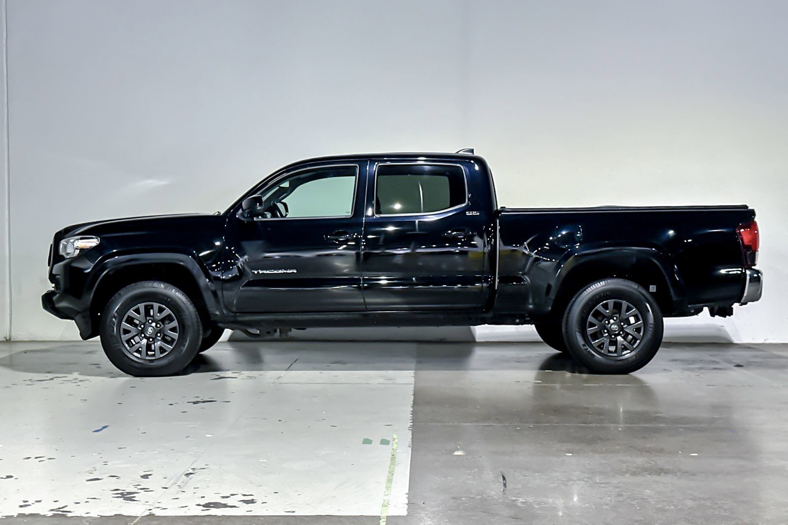 Used 2021 Toyota Tacoma SR5 AWD/4WD image 2