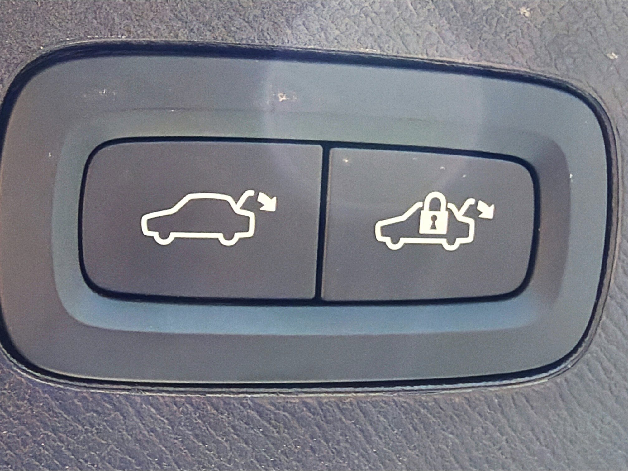 Used 2025 Volvo XC90 B6 Ultra w/ Protection Package Premier image 14