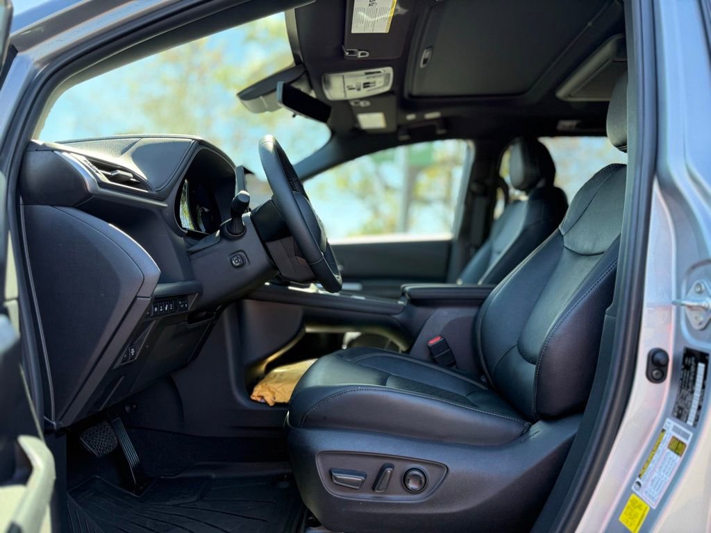Used 2025 Toyota Sienna Platinum image 12