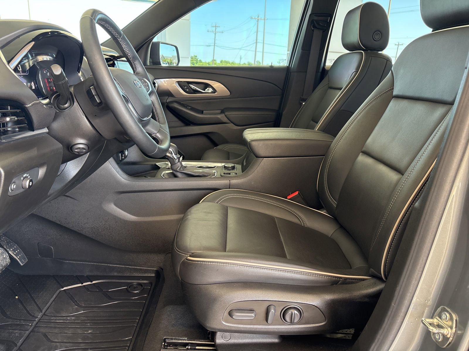 Used 2023 Chevrolet Traverse Premier w/ Redline Edition FWD image 17