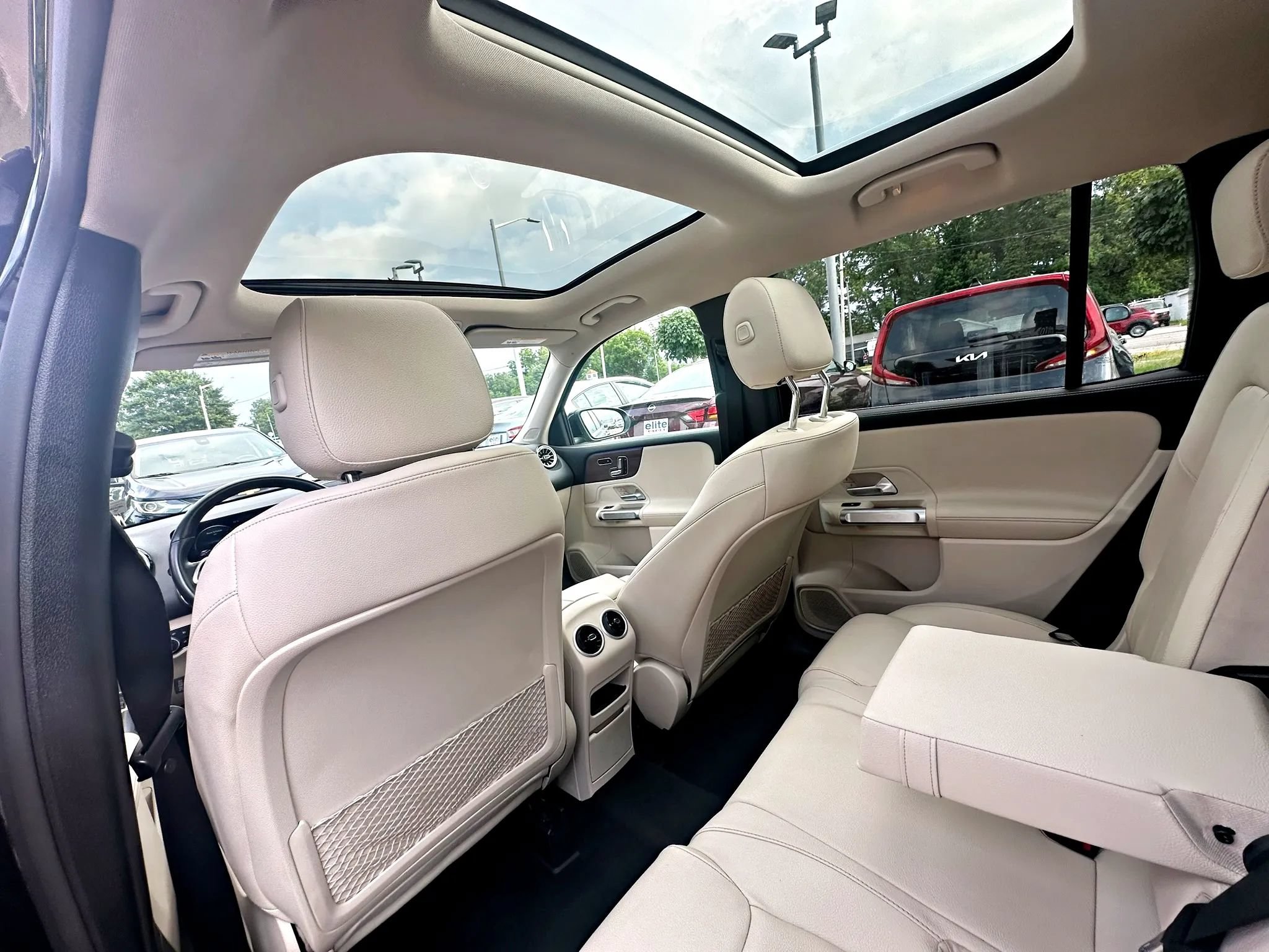 Used 2023 Mercedes-Benz GLB 250 4MATIC w/ Premium Package image 18